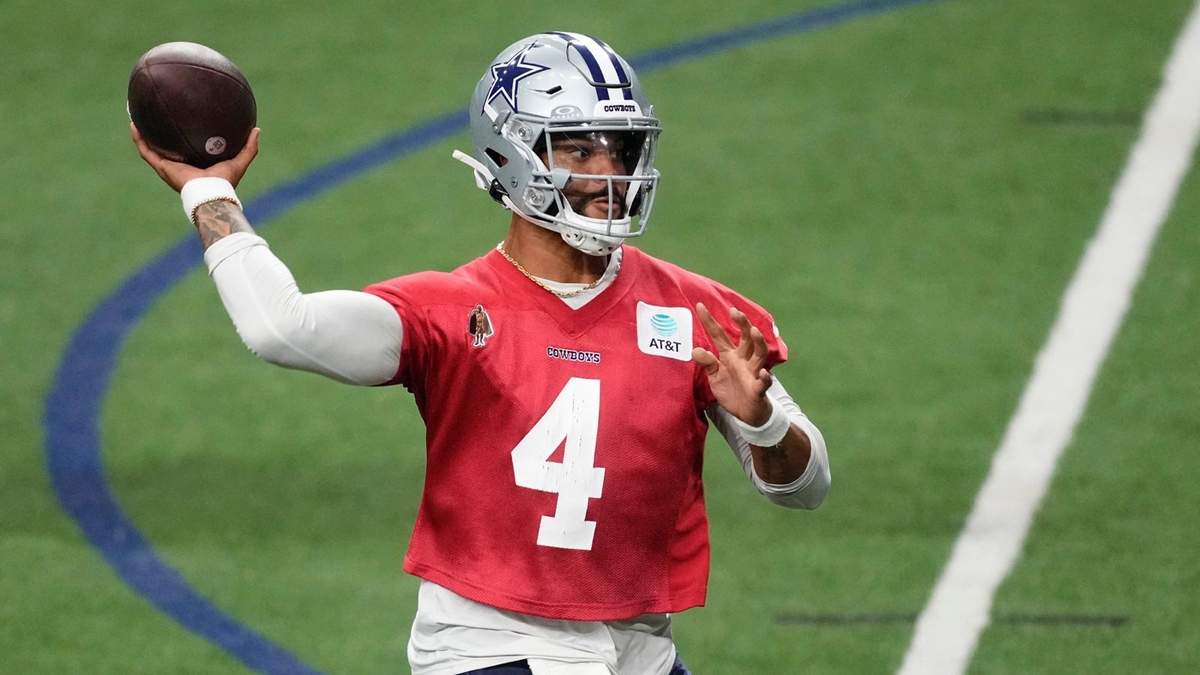 Dak Prescott, quarterback de los Cowboys de Dallas, entrena el miércoles 28 de agosto de 2024, en Frisco, Texas