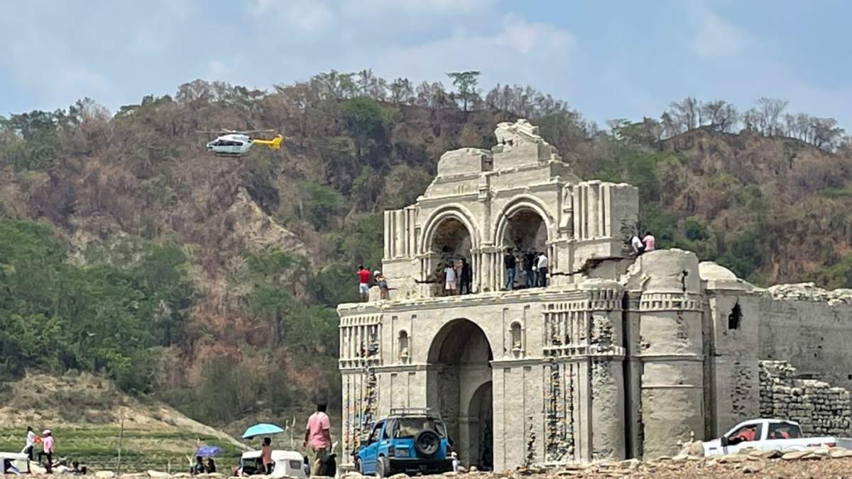 La sequía de 2023 en la presa Malpaso, Chiapas, dejó al descubierto la iglesia de Quechula