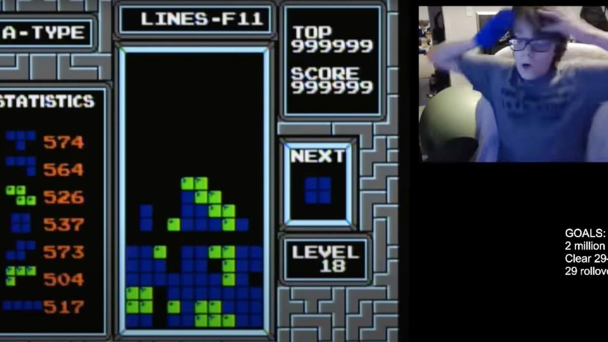 Willis Gibson celebra después de jugar Tetris