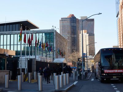 Citizen Go estaciona autobús con mensaje antiaborto frente a la ONU