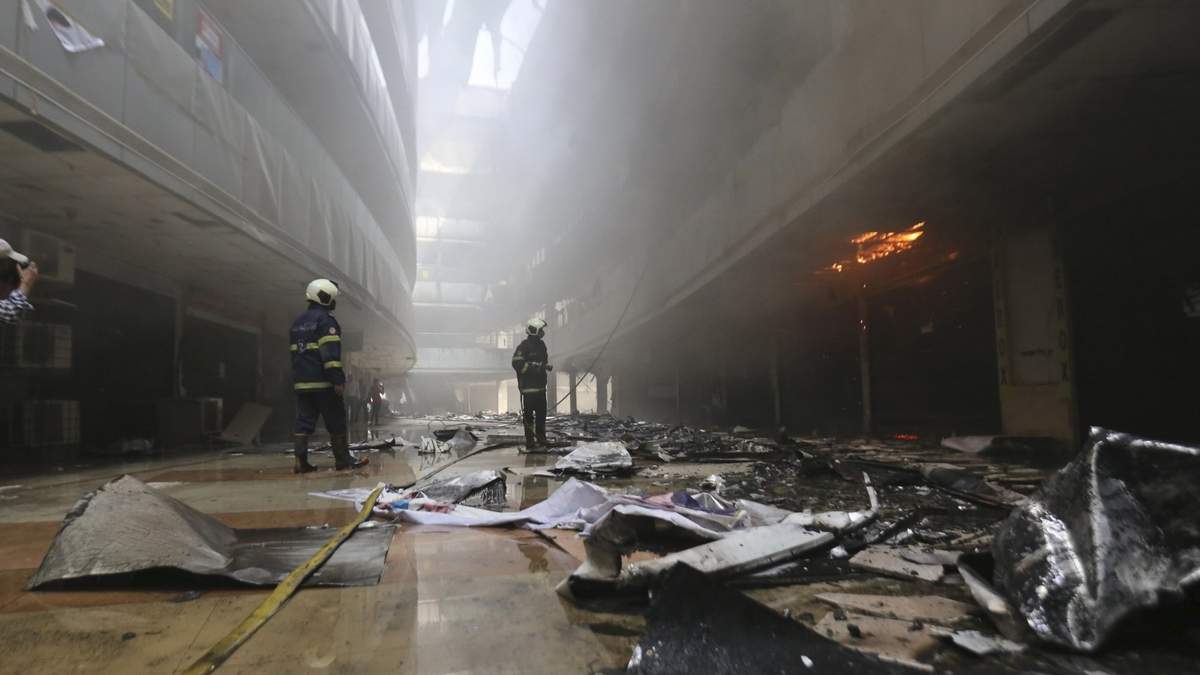 Bomberos en India observan parte de los estragos provocados por el incendio. Fuente: (Twitter)