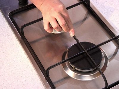 El secreto de la abuela para recuperar la rejilla de la cocina y dejarla tan limpia como el primer día