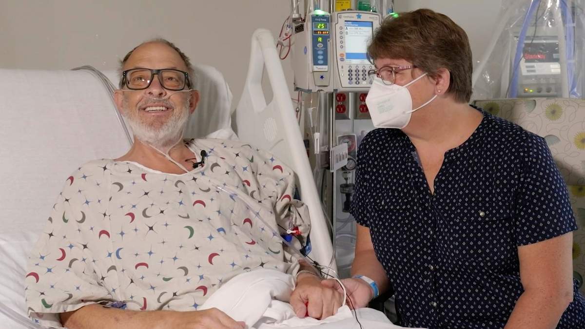 Lawrence Faucette acompañado por su esposa Ann