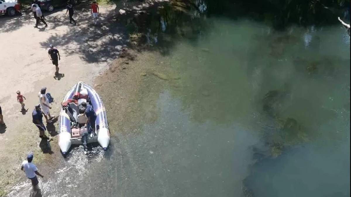 Efectivos de bomberos de la policía en plena búsqueda de la pequeña Jésica en el Limay. Fuente: (Alerta Digital)