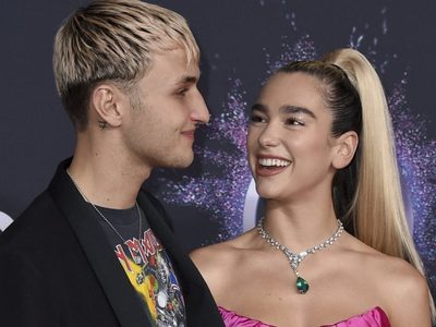 Dua Lipa disfrutaba con Anwar Hadid de la playa hasta que... ¡apareció la suegra!