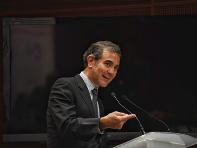 Córdova fija postura sobre la polémica encuesta del INE; así le respondió Morena