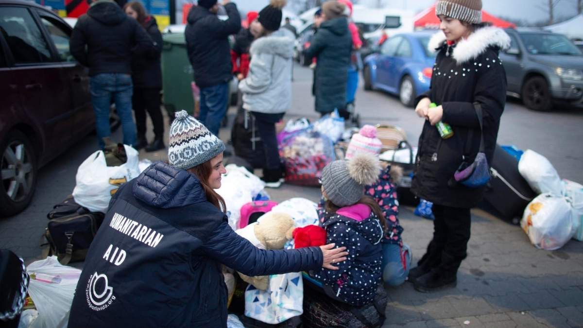 Familias ucranianas en la frontera con Polonia