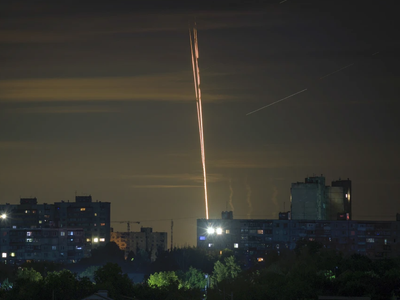 Gran explosión en Crimea por ataque con drones ucranianos; bombardeos rusos matan a ocho civiles