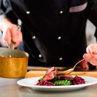 ¿El coronavirus se transmite por los alimentos?