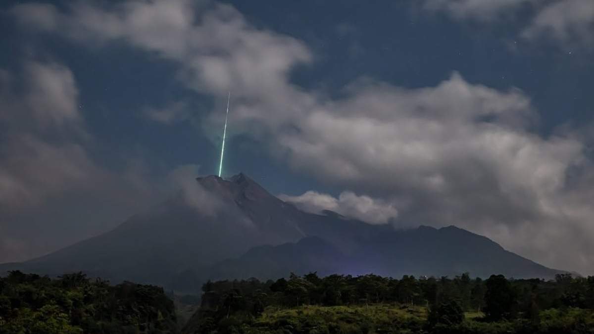 La caída del meteorito en el volcán Monte Merapi, de Indonesia
