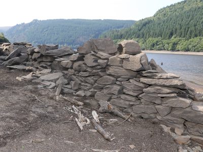 La severa sequía en Reino Unido hace emerger las ruinas de un pueblo inundado en 1888