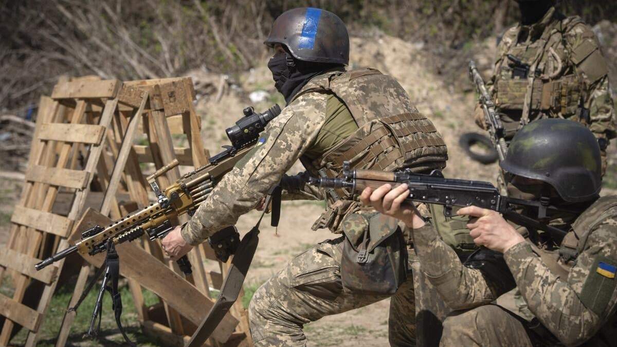 Miembros del batallón Siberia, formado principalmente por ciudadanos rusos voluntarios, de la Legión Internacional de las fuerzas armadas ucranianas, entrenan durante unas maniobras durante el ataque ruso a Ucrania en un lugar no revelado de la región de Kiev, ucrania