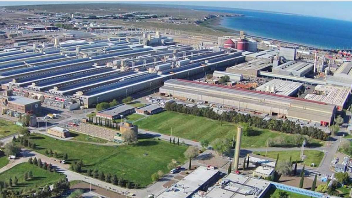 La planta de Aluminio Argentino (ALUAR) en Puerto Madryn. Fuente: (Twitter)