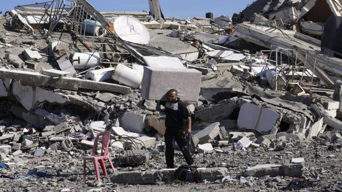Un helicóptero de la Fuerza Aérea israelí que traslada a un rehén liberado por Hamás aterriza en el centro médico Sheba en Ramat Gan, Israel