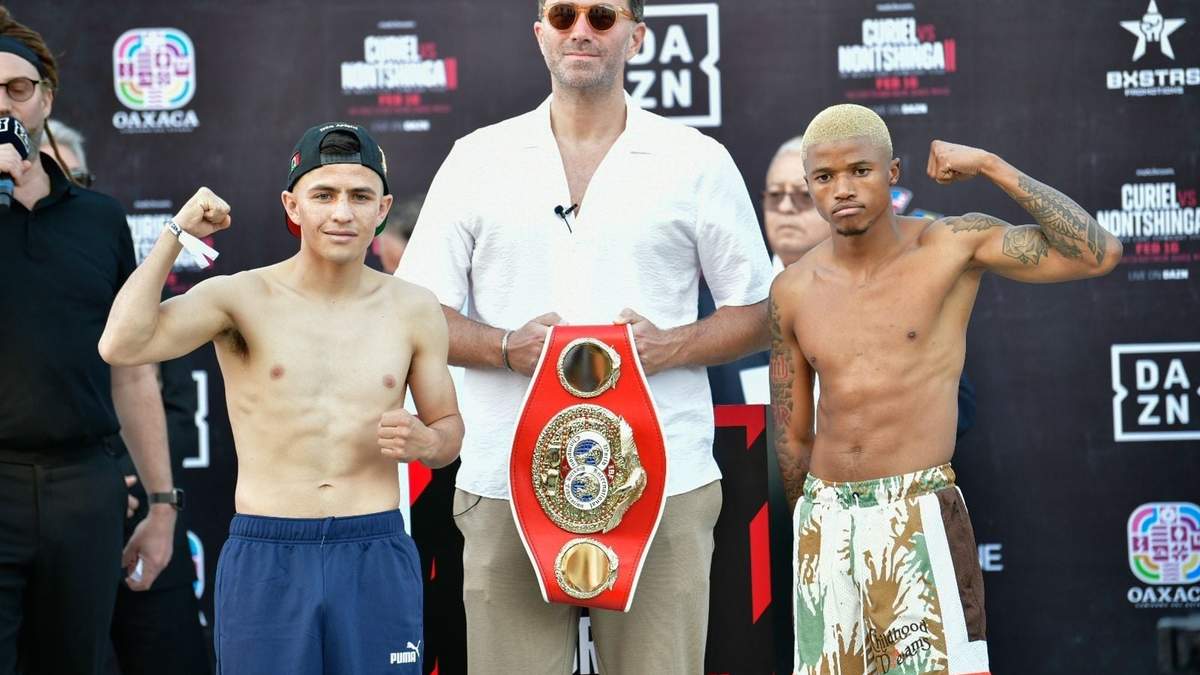 El pugilista mexicano Adrián “Gatito” Curiel y el sudafricano Sivenanthi Nontshinga en la ceremonia de pesaje en Oaxaca, el 15 de febrero de 2024