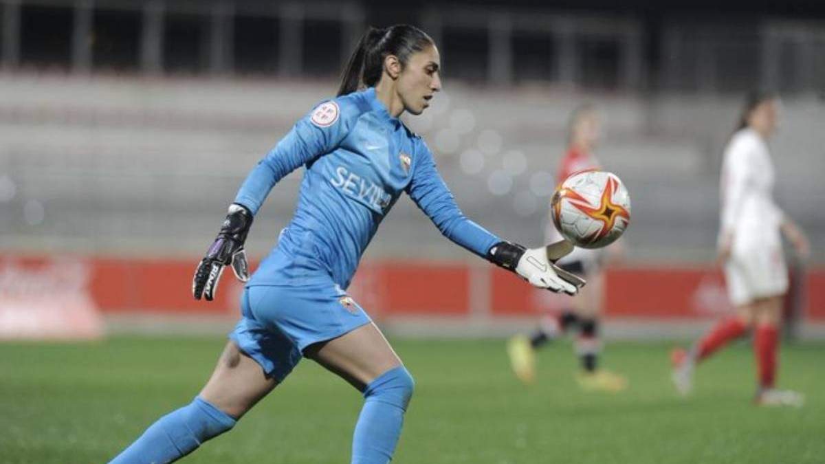 La exportera de Xolas de Tijuana Itzel González en su debut con el Sevilla