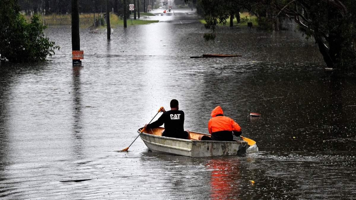 Australianos escapan de sus hogares durante las inundaciones en Victoria. Fuente: (Twitter)