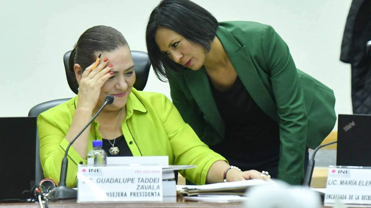 Guadalupe Taddei, presidenta del INE, y Norma Irene de la Cruz, consejera electoral, durante la sesión del jueves