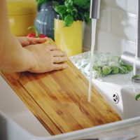 Las abuelas lo sabían: el mejor truco para limpiar las tablas de madera sin arruinarlas