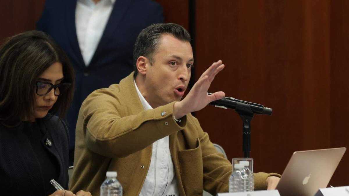 Luis Donaldo Colosio durante su participación en la Reunión Extraordinaria de Comisiones Unidas de Puntos Constitucionales y de Estudios Legislativos
