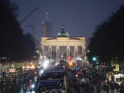 Columnas de tractores se congregan en Berlín en el clímax de protestas agrarias