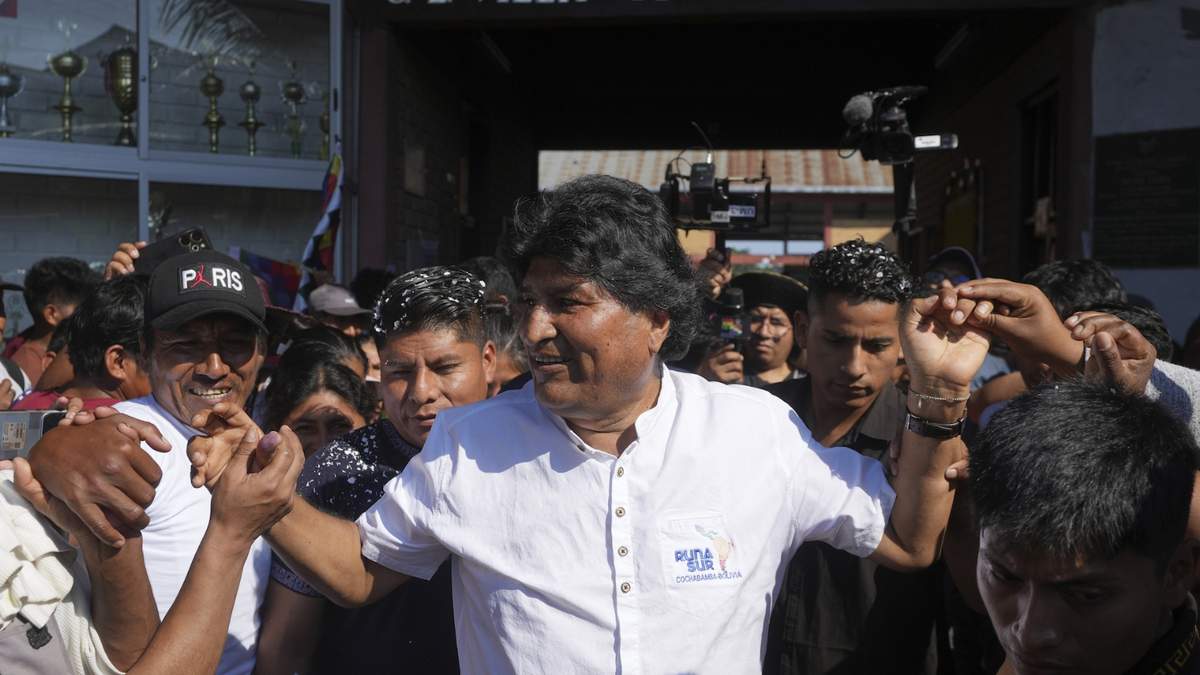 El expresidente Evo Morales saluda a sus partidarios después de votar