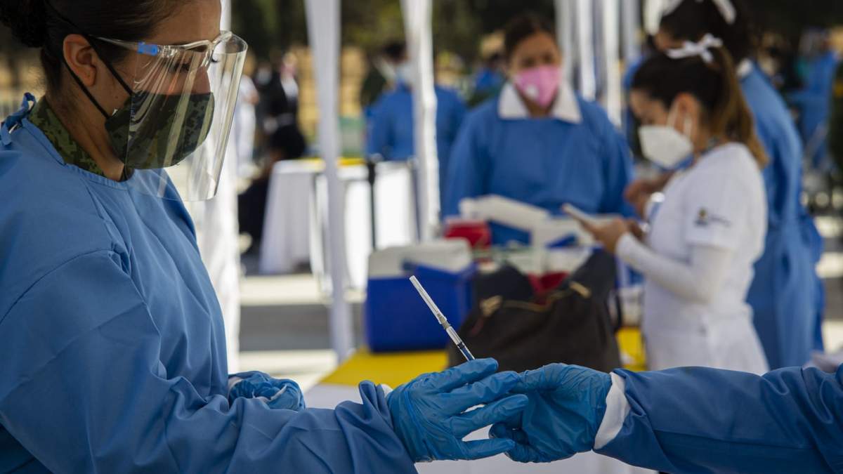 Trabajadoras de la salud en una jornada de vacunación