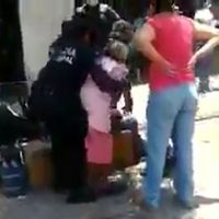 Policías forcejean con anciana que no usaba cubrebocas en Querétaro (Video)
