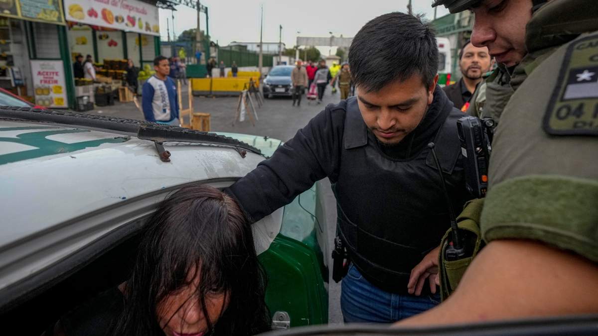 Una mujer es detenida luego de agarrar el arma de un guardia de seguridad y dispararla, hiriendo a tres personas