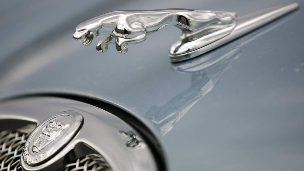 La parrilla de un automóvil Jaguar en un concesionario en Norwood, Massachusetts