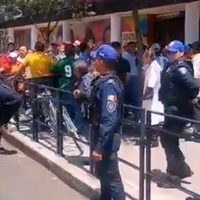 Protesta en el Mercado Juárez desata riña entre locatarios y policías de la CDMX