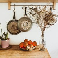 Deja tus sartenes como nuevos solo con agua oxigenada
