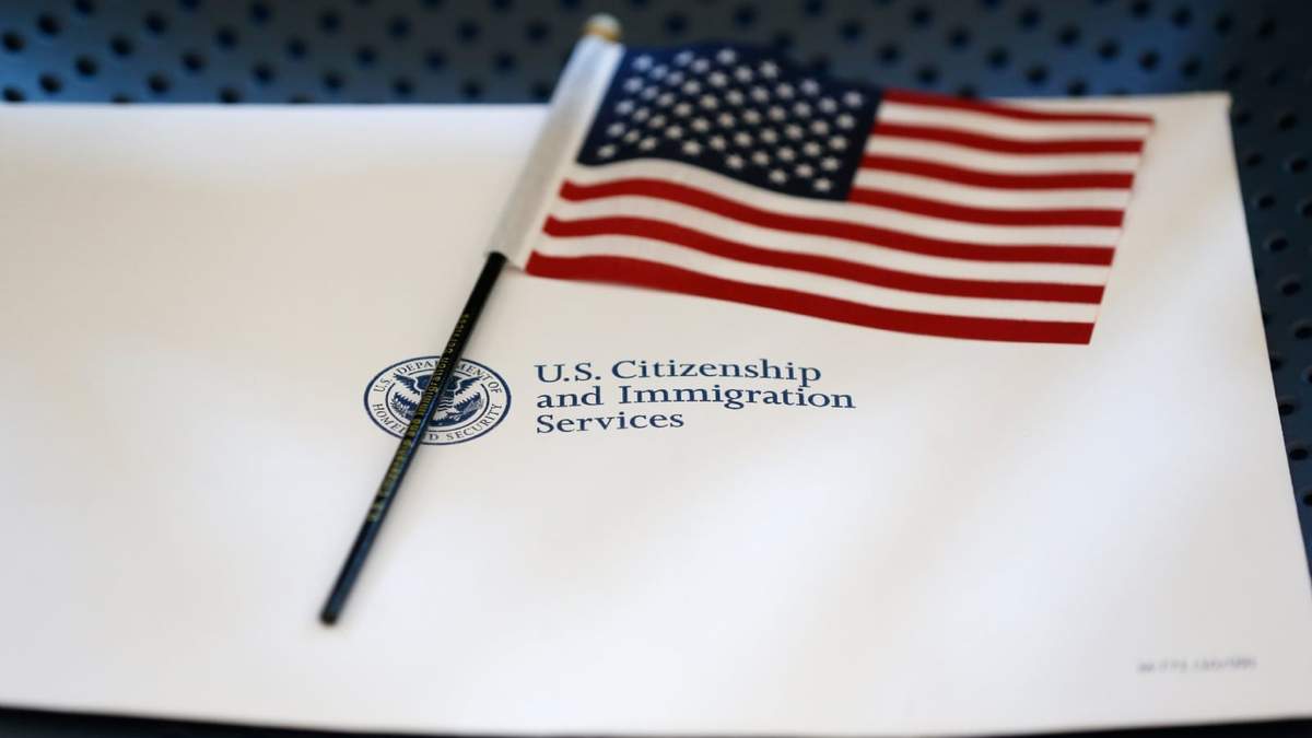Un paquete de información y una bandera estadounidense se ven en una silla en la oficina de los Servicios de Inmigración y Ciudadanía en Miami, el 17 de agosto de 2018 en Miami
