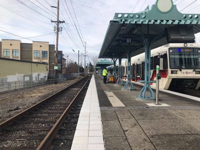 Dentro del tren ligero, joven arranca a mordidas la oreja de un adulto mayor