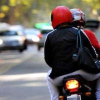 El video del brutal intento de robo en Neuquén Capital: motochorro arrastró a la víctima