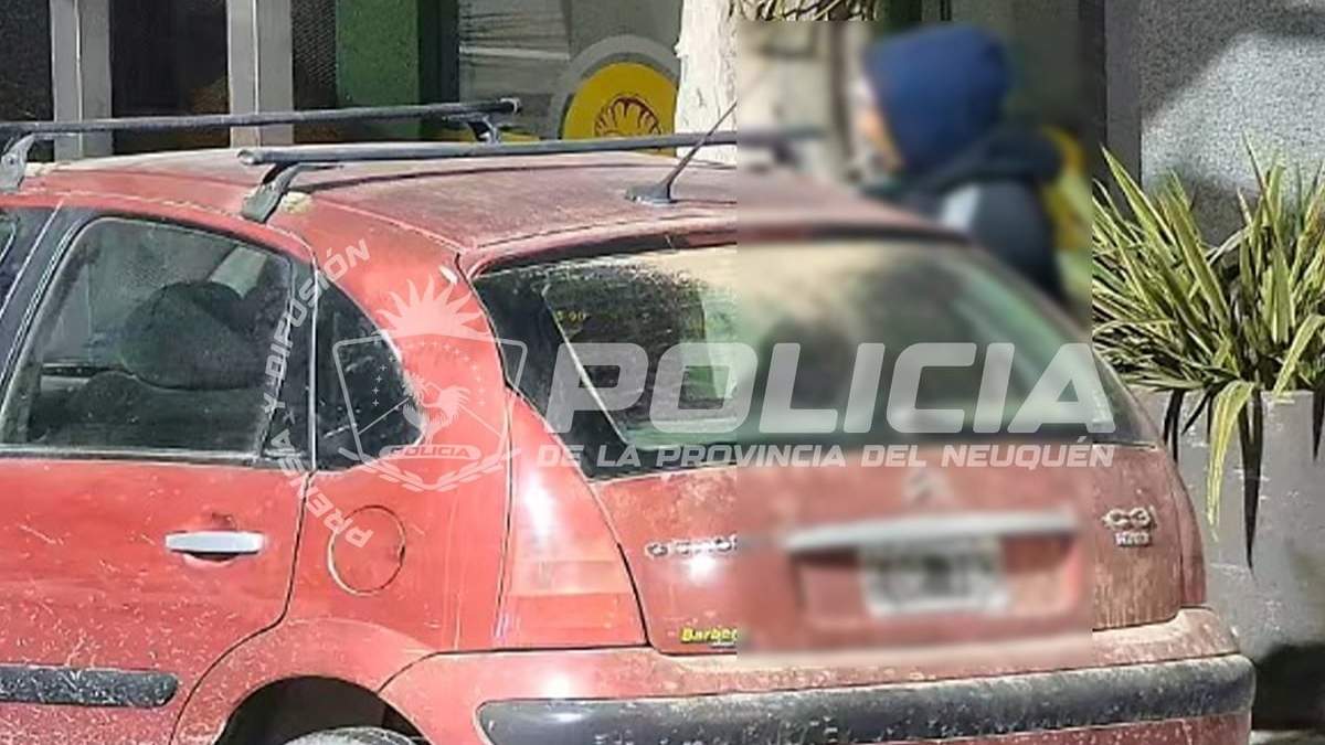 El Citroën estaba estacionado en pleno centro de Neuquén. Fuente (Policía de Neuquén)