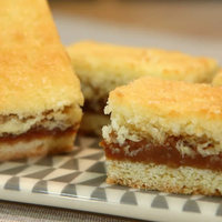 Postre de coco con cobertura de dulce de leche: con 3 huevos y estos ingredientes, prepará esta receta exprés