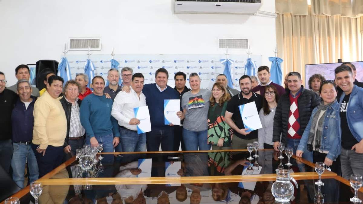 El intendente de Neuquén, Mariano Gaido junto a autoridades de LIFUNE. Fuente: (Twitter)