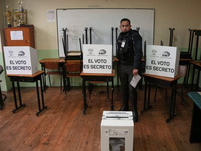 Ecuatorianos acuden a las urnas en medio del estado de excepción de Noboa, criticado por la OEA