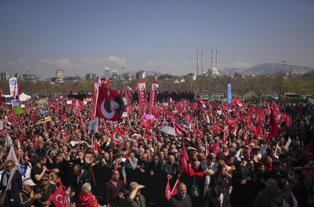 Simpatizantes ondean banderas turcas y del CHP durante una manifestación de protesta por el arresto del alcalde de Estambul, Ekrem Imamoglu, en Estambul, Turquía, sábado 29 de marzo de 2025
