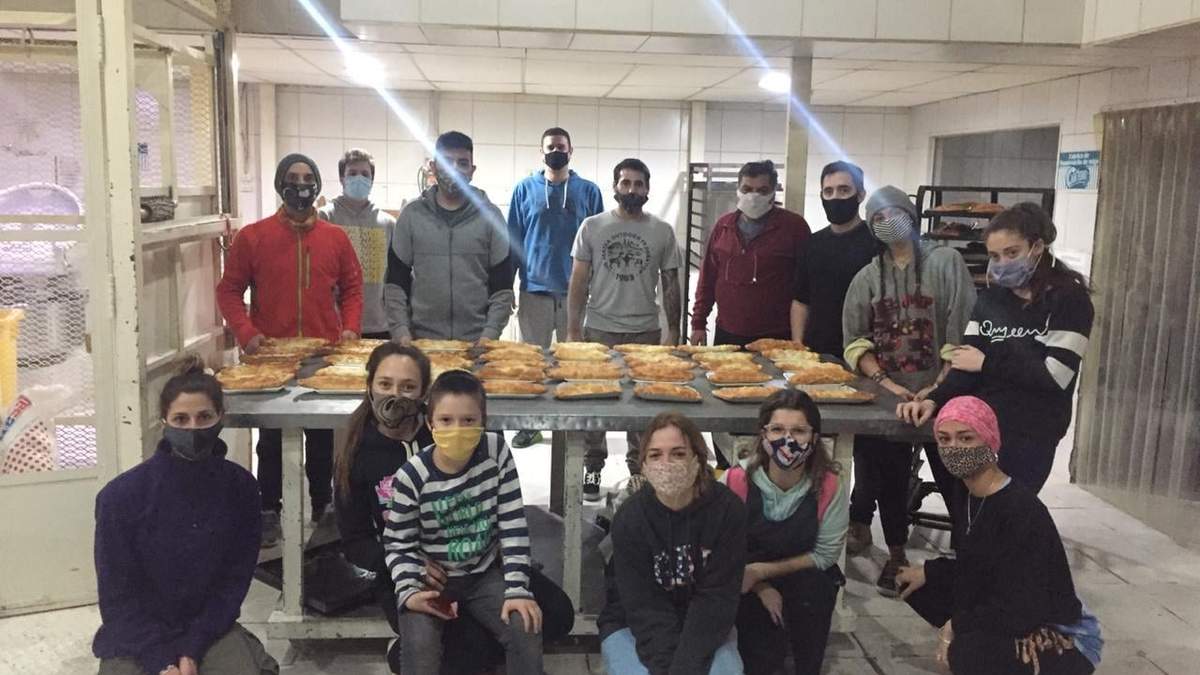 Grupo de amigos que reparte donaciones a merenderos. Fuente: (Twitter)