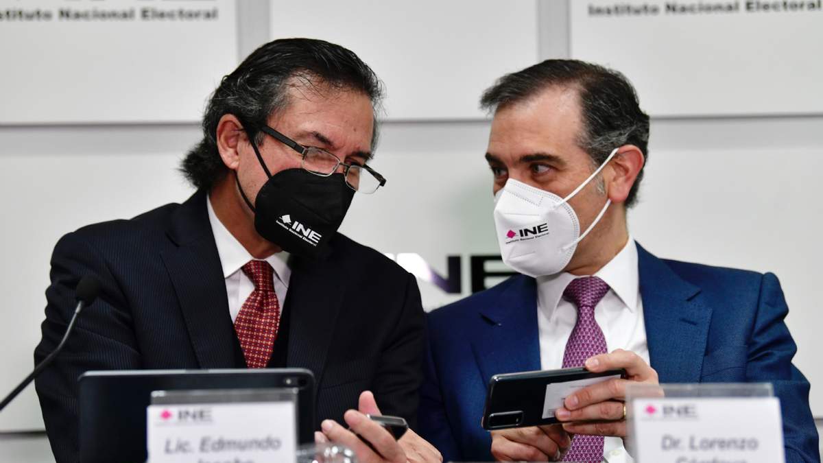 Edmundo Jacobo y Lorenzo Córdova en conferencia