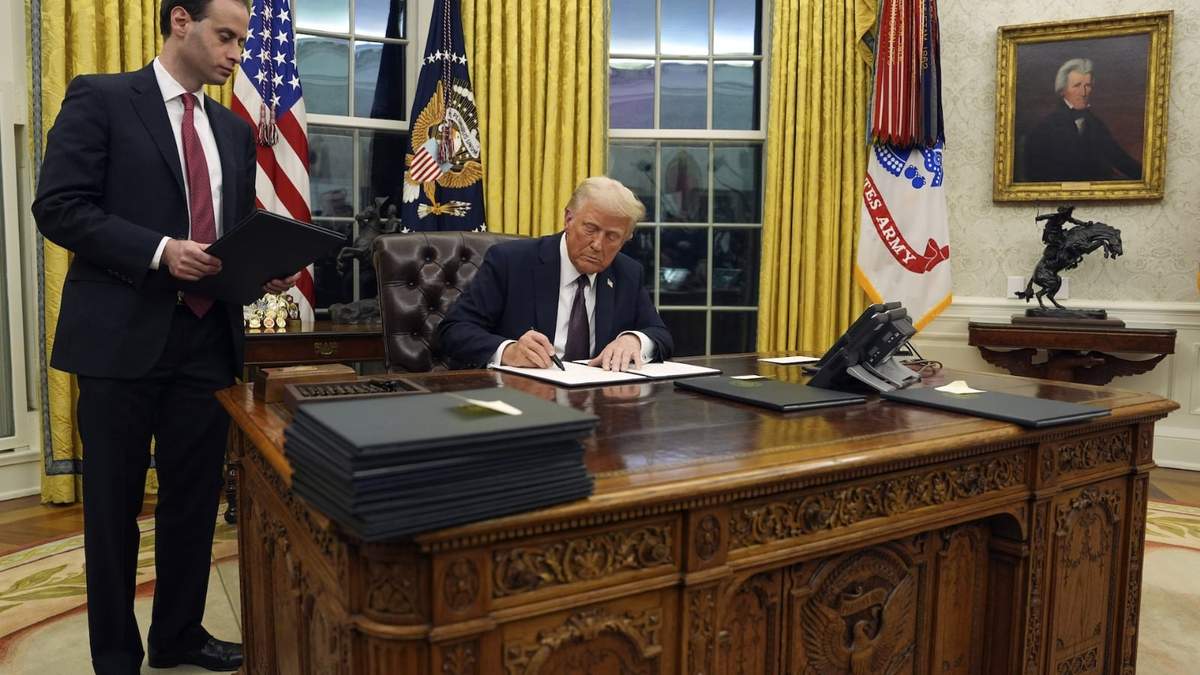 El presidente Donald Trump firma una orden ejecutiva en la que retira a Estados Unidos de la OMS