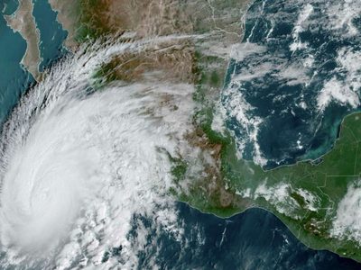 Huracán Norma se debilita ligeramente en su trayectoria hacia Los Cabos
