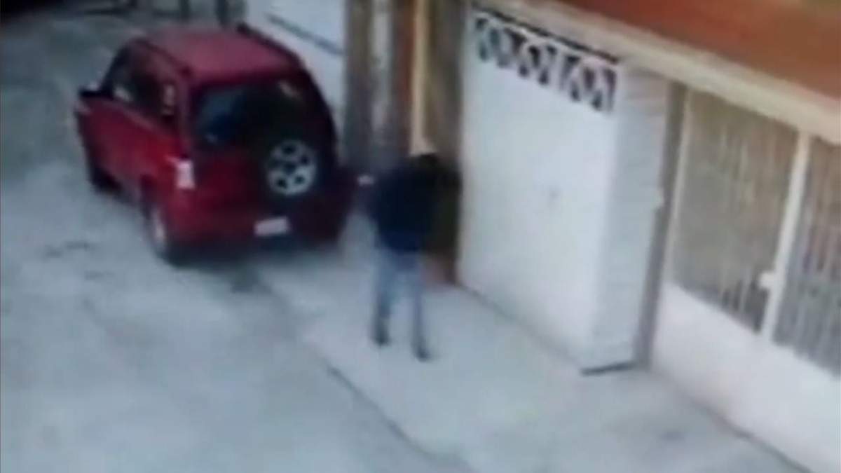 El sujeto dejó un artefacto explosivo afuera de una casa