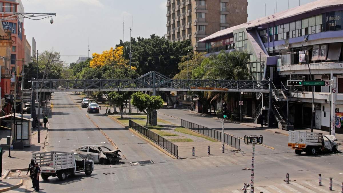 Quema de vehículos y camiones del transporte público en Guadalajara