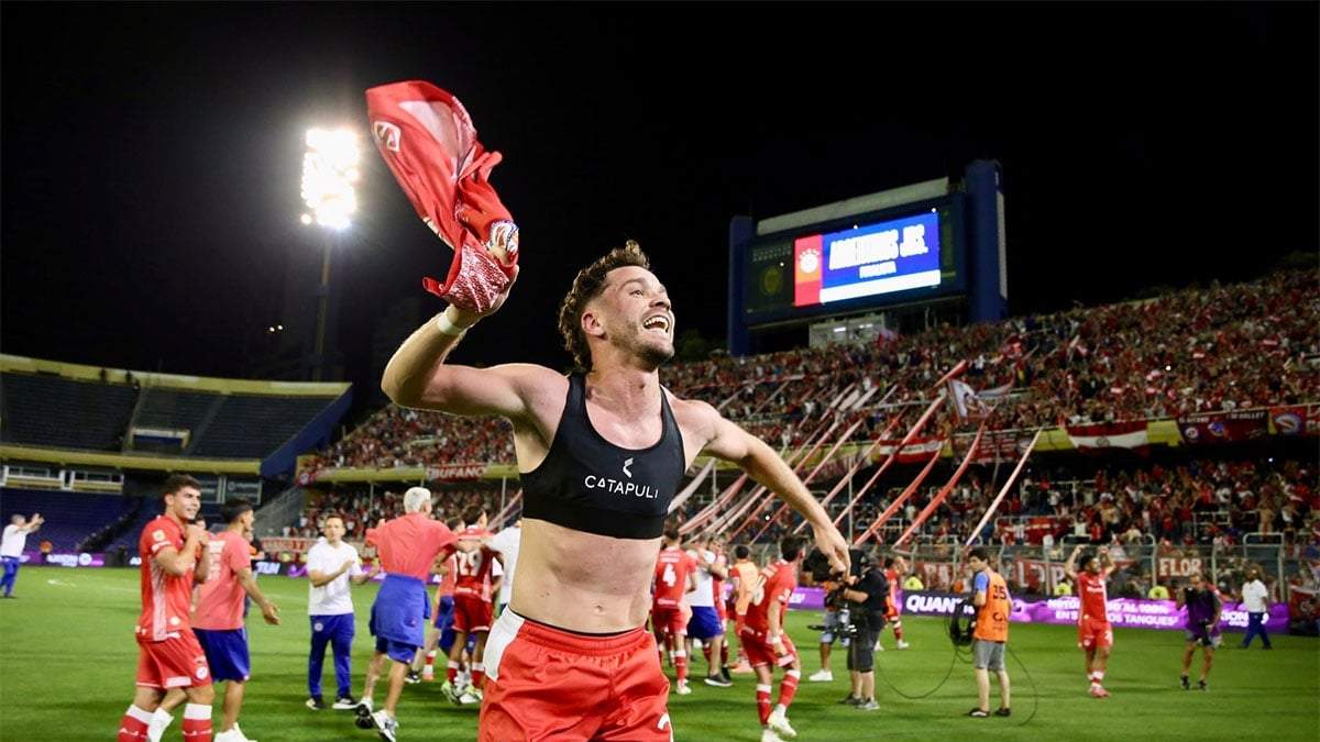 Festejo de los jugadores de Argentinos Juniors con su gente.
