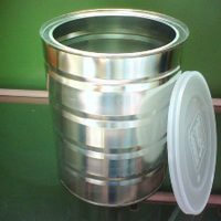 Con latas de leche vacías y 3 corchos, armá este bonito organizador para la mesada de tu cocina