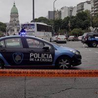 VIDEO: La policía amenazó con armas a un periodista que estaba en vivo