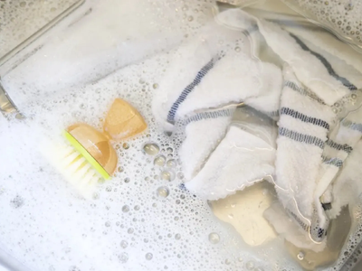 El truco de la abuela exprés para eliminar las manchas de aceite en tus trapos de cocina y dejarlos como nuevos